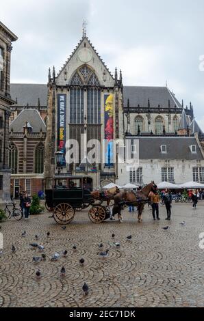 Carrozza con due cavalli in piazza Dam ad Amsterdam, Paesi Bassi. Foto Stock