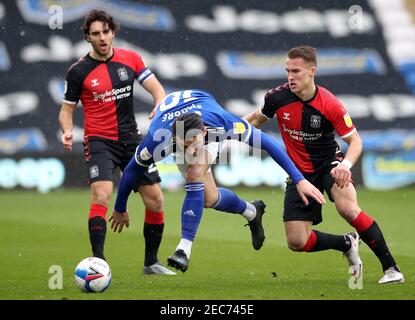 Il Kieffer Moore (centro) di Cardiff si batte per la palla con il Leo Ostigard di Coventry City e il Matty James di Coventry City (a sinistra) durante la partita del campionato Sky Bet al Cardiff City Stadium di Cardiff. Data immagine: Sabato 13 febbraio 2021. Foto Stock