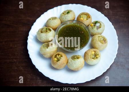 Pani Puri è UN popolare snack di strada dell'India. Pani Puri o panipuri, Golgappe o gol gappe, voce di chat, Panipuri casalinghi stile Nepalese Foto Stock