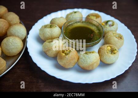 Pani Puri è UN popolare snack di strada dell'India. Pani Puri o panipuri, Golgappe o gol gappe, voce di chat, Panipuri casalinghi stile Nepalese Foto Stock