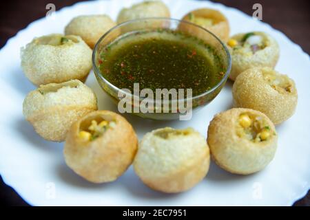 Pani Puri è UN popolare snack di strada dell'India. Pani Puri o panipuri, Golgappe o gol gappe, voce di chat, Panipuri casalinghi stile Nepalese Foto Stock