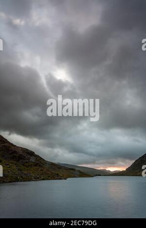 Llyn Ogwen, Snowdonia, Galles del Nord sotto cieli tempestosi Foto Stock