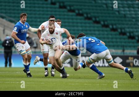 L'inglese Luke Cowan-Dickie viene affrontato dal italiano David Sisi (a destra) durante la partita Guinness Six Nations al Twickenham Stadium di Londra. Data immagine: Sabato 13 febbraio 2021. Foto Stock