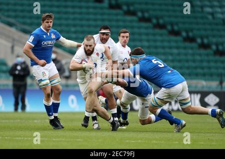 L'inglese Luke Cowan-Dickie viene affrontato dal italiano David Sisi (a destra) durante la partita Guinness Six Nations al Twickenham Stadium di Londra. Data immagine: Sabato 13 febbraio 2021. Foto Stock