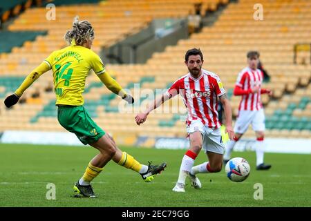 Norwich, Norfolk, Regno Unito. 13 febbraio 2021; Carrow Road, Norwich, Norfolk, Inghilterra, Campionato inglese di calcio della Lega di calcio, Norwich contro Stoke City; Todd Cantwell di Norwich City spara e segna per 1-0 nel 15° minuto di credito: Action Plus Sports Images/Alamy Live News Foto Stock