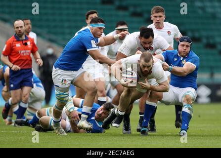 L'inglese Luke Cowan-Dickie viene affrontato dal italiano Luca Bigi durante la partita Guinness Six Nations al Twickenham Stadium di Londra. Data immagine: Sabato 13 febbraio 2021. Foto Stock