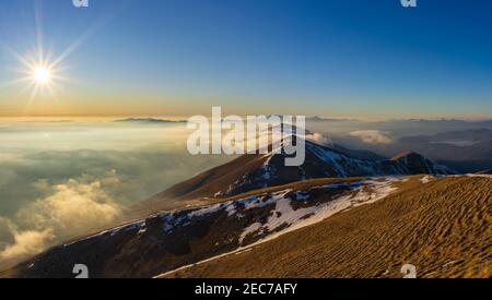 Vista invernale sul lato orientale del Gran Sasso intervallo Foto Stock