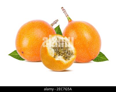 Granadilla o giallo frutto della passione isolati su sfondo bianco Foto Stock