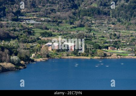 Lago di Nemi (in italiano: Lago di Nemi), un piccolo lago vulcanico nella regione Lazio, in Italia, famoso per la scoperta di antiche ceneri romane sommerse Foto Stock