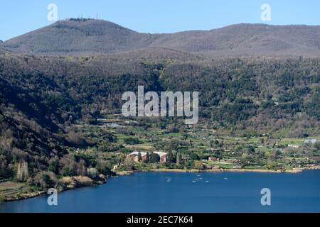 Lago di Nemi (in italiano: Lago di Nemi), un piccolo lago vulcanico nella regione Lazio, in Italia, famoso per la scoperta di antiche ceneri romane sommerse Foto Stock