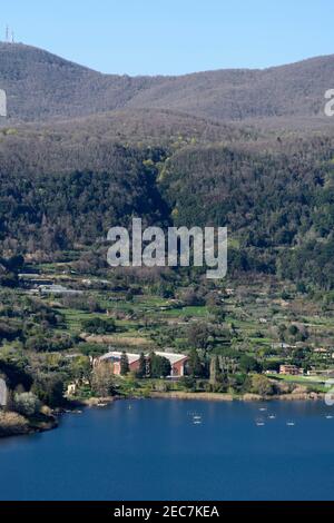 Lago di Nemi (in italiano: Lago di Nemi), un piccolo lago vulcanico nella regione Lazio, in Italia, famoso per la scoperta di antiche ceneri romane sommerse Foto Stock