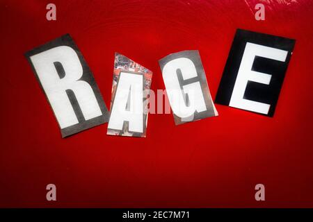 La parola 'Rage' usando le lettere di carta ritagliate nel riscatto nota tipografia effetto Foto Stock