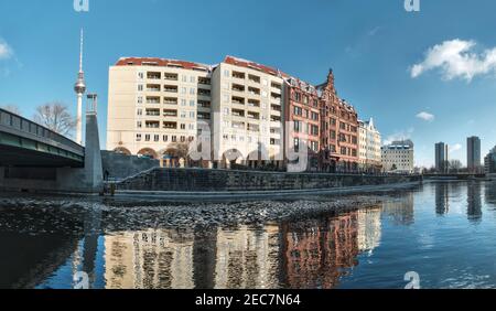 Riverside con vecchie case a Nikolaiviertel, o Nicholas 'quartiere nel centro est di Berlino Foto Stock