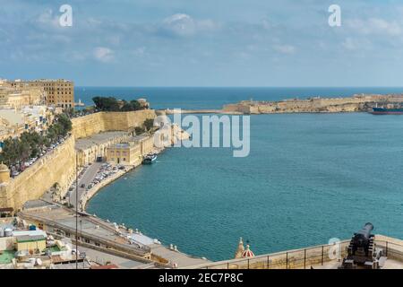 Vista aerea dello skyline di la Valletta, della baia e del Mar Mediterraneo dall'alto durante il giorno di sole. La Valletta, la capitale di Malta. Foto Stock