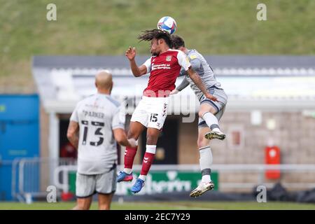 NORTHAMPTON, INGHILTERRA; 13 FEBBRAIO; il Peter Kioso di Northampton Town viene sfidato da Josh Earl di Burton Albion durante la prima metà della partita Sky Bet League uno tra Northampton Town e Burton Albion al PTS Academy Stadium di Northampton sabato 13 febbraio 2021. (Credit: John Cripps | MI News) Credit: MI News & Sport /Alamy Live News Foto Stock