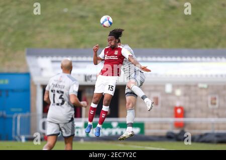 NORTHAMPTON, INGHILTERRA; 13 FEBBRAIO; il Peter Kioso di Northampton Town viene sfidato da Josh Earl di Burton Albion durante la prima metà della partita Sky Bet League uno tra Northampton Town e Burton Albion al PTS Academy Stadium di Northampton sabato 13 febbraio 2021. (Credit: John Cripps | MI News) Credit: MI News & Sport /Alamy Live News Foto Stock