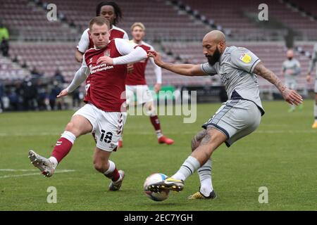 NORTHAMPTON, INGHILTERRA; 13 FEBBRAIO; Josh Parker di Burton Albion sfida Bryn Morris di Northampton Town durante la prima metà della Sky Bet League una partita tra Northampton Town e Burton Albion al PTS Academy Stadium di Northampton sabato 13 febbraio 2021. (Credit: John Cripps | MI News) Credit: MI News & Sport /Alamy Live News Foto Stock