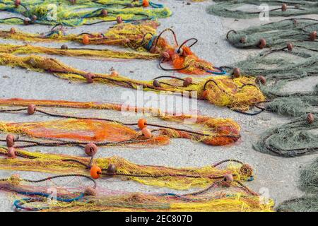 Reti da pesca sfondo texture. Reti da pesca colorate sul molo. Reti da pesca di essiccazione sfondo. Reti da pesca tradizionali dei pescatori maltesi. Maresciallo Foto Stock