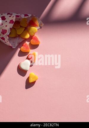 Romantico giorno di San Valentino concetto: Cuore a forma di caramella isolato su sfondo rosa con spazio per il testo Foto Stock