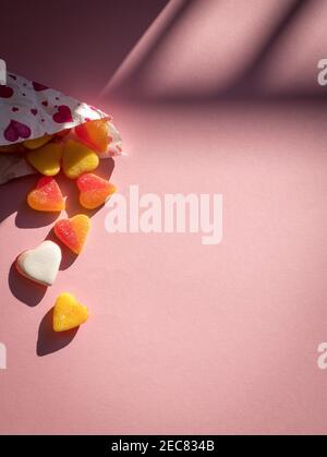 Romantico giorno di San Valentino concetto: Cuore a forma di caramella isolato su sfondo rosa con spazio per il testo Foto Stock
