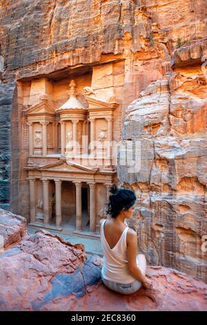 Turisti nel Tesoro, El Khazneh, Petra, Giordania. Petra è una città storica e archeologica nel governatorato Giordano meridionale di Ma'an che Foto Stock