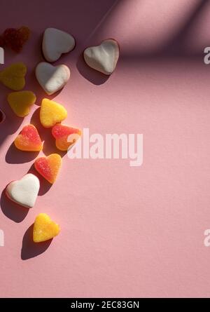 Romantico giorno di San Valentino concetto: Cuore a forma di caramella isolato su sfondo rosa con spazio per il testo Foto Stock