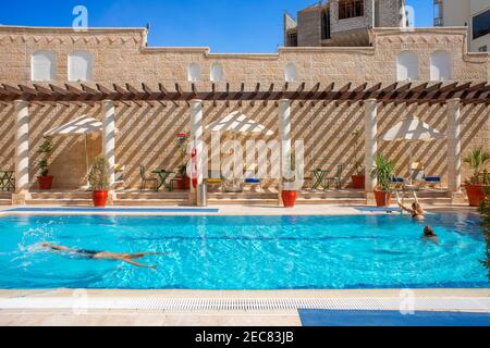 L'area piscina del Movenpick Resort Hotel vicino Petra e Wadi Musa, Regno Hashemita di Giordania, Medio Oriente. Foto Stock