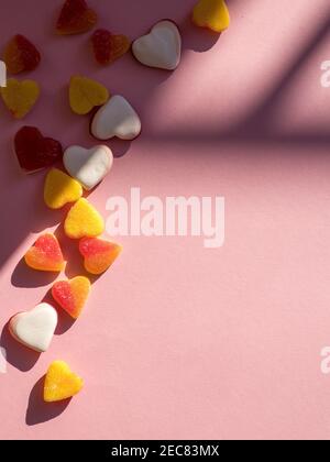 Romantico giorno di San Valentino concetto: Cuore a forma di caramella isolato su sfondo rosa con spazio per il testo Foto Stock