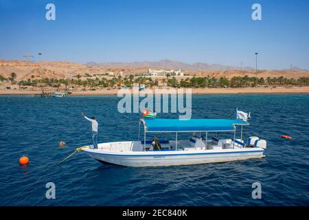 I turisti a bordo di una barca da immersione, si rinfrescano nelle acque del Golfo di Aqaba in Giordania. Aqaba offre eccellenti barriere coralline per immersioni e snorkeling. Foto Stock