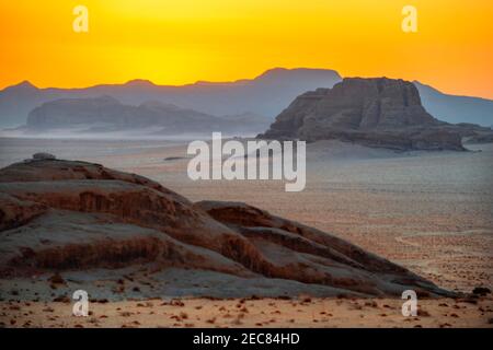 Paesaggio sulle sabbie rosse del deserto di Wadi Rum nel tempo del tramonto, Giordania Foto Stock