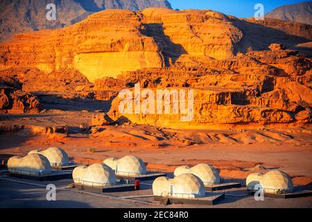 Mazayen Rum Camp bolle tende dome come camere d'hotel in Lo stile del film The Martian di Ridley Scott si è Unito Al campo di SunCity a Wadi Rum Nat Foto Stock