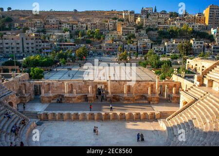 Anfiteatro romano e vista sulla città della capitale Amman, Giordania, Medio Oriente, Asia Foto Stock