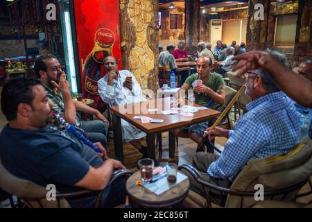 Cafe Arab League solo per gli uomini. Arabi giordani in caffè fumando Nargileh Pipes Amman Jordan. Foto Stock