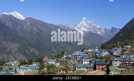 Villaggio in montagna, villaggio Lukla in Nepal, aeroporto Tenzing-Hillary a Lukla, Parco Nazionale Sagarmatha, trekking nell'Himalaya, Everest base Foto Stock