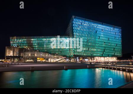 Reykjavik Islanda - Ottobre 26. 2018: Concerto hal Harpa in serata con luce verde e blu Foto Stock