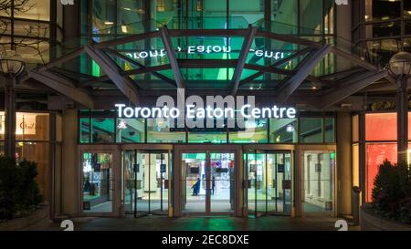 Ingresso al Toronto Eaton Centre di notte, Canada Foto Stock