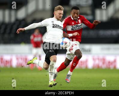 Kamil Jozwiak (a sinistra) della contea di Derby e Darnell Fisher di Middlesbrough combattono per la palla durante la partita del campionato Sky Bet al Pride Park Stadium, Derby. Data immagine: Sabato 13 febbraio 2021. Foto Stock