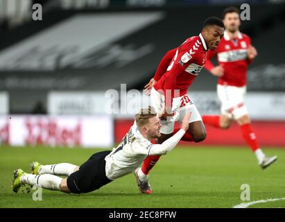 Kamil Jozwiak (a sinistra) della contea di Derby scende da una sfida con Darnell Fisher di Middlesbrough durante la partita del campionato Sky Bet al Pride Park Stadium, Derby. Data immagine: Sabato 13 febbraio 2021. Foto Stock