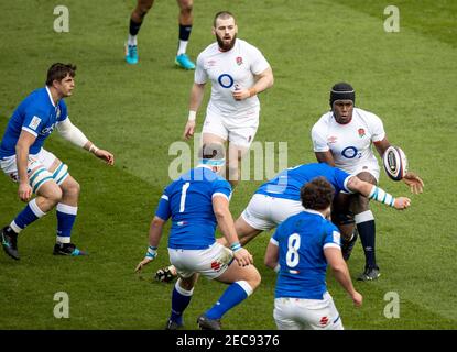 Twickenham, Londra, Regno Unito. 13 Feb 2021. International Rugby, Six Nations, England Versus Italy; Maro Itoje of England is Tackled Credit: Action Plus Sports/Alamy Live News Foto Stock