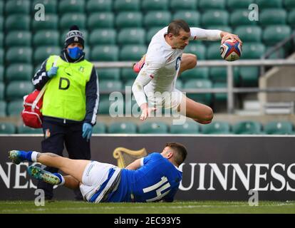 Twickenham Stadium, 13 febbraio 2021 il Jonny May dell'Inghilterra segna una spettacolare prova durante la partita Six Nations contro l'Italia. Credito immagine : © Mark Pain / Alamy Live News Foto Stock