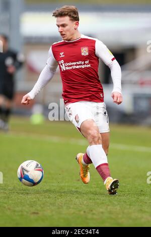 NORTHAMPTON, INGHILTERRA; 13 FEBBRAIO; Sam Hoskins di Northampton Town durante la seconda metà della Sky Bet League uno partita tra Northampton Town e Burton Albion al PTS Academy Stadium di Northampton sabato 13 febbraio 2021. (Credit: John Cripps | MI News) Credit: MI News & Sport /Alamy Live News Foto Stock