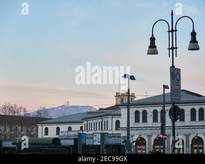 Torino, Italia - Febbraio 2021: Paesaggio urbano del quartiere popolare con vista sulla Basilica di Superga sullo sfondo Foto Stock
