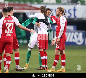 Brema, Germania. Firo: 13.02.2021 Calcio, stagione 2020/21 1 Bundesliga: SV Werder Bremen - SC Freiburg Theodor Gebre Selassie, figura intera, con, e, Nils Petersen | Usage worldwide Credit: dpa/Alamy Live News 2021 Foto Stock