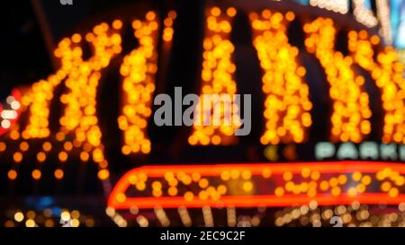 Le vecchie lampade elettriche sfocate si illuminano di notte. Primo piano astratto di blurred decorazione del casinò retrò scintillante, Las Vegas USA. Vi illuminato Foto Stock