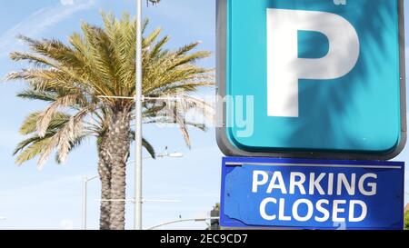 Segnale del parcheggio come simbolo di difficoltà di traffico e problemi di trasporto nelle trafficate aree urbane degli Stati Uniti. Parcheggio pubblico a pagamento nel centro di San D Foto Stock