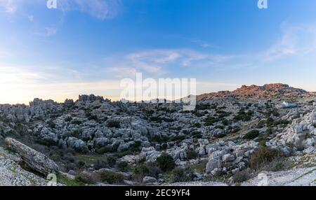 Una vista panoramica della Riserva Naturale El Torcal in Andalusia con strane formazioni rocciose carsiche al tramonto Foto Stock