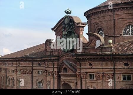 Torino, Italia: Lapide dedicata al Re Vittorio Emanuele sulla facciata di Palazzo Carignano in stile Art Nouveau Foto Stock