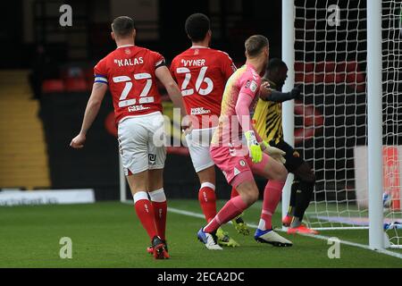 Watford, Regno Unito. 13 Feb 2021. Ken Sema di Watford (2R) segna il suo primo gol squadre. EFL Skybet Championship, Watford contro Bristol City al Vicarage Road Stadium di Watford sabato 13 febbraio 2021. Questa immagine può essere utilizzata solo per scopi editoriali. Solo per uso editoriale, è richiesta una licenza per uso commerciale. Nessun utilizzo nelle scommesse, nei giochi o nelle pubblicazioni di un singolo club/campionato/giocatore. pic by Steffan Bowen/Andrew Orchard sports photography/Alamy Live news Credit: Andrew Orchard sports photography/Alamy Live News Foto Stock