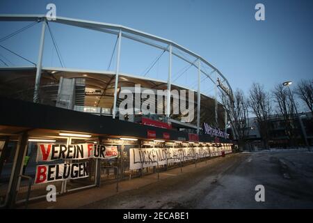 Stoccarda, Germania. 13 Feb 2021. Calcio: Bundesliga, VfB Stuttgart - Hertha BSC, Matchday 21 alla Mercedes-Benz Arena. 'Associazione per mentire' e 'completa chiarificazione MV, quindi ottenere MV come data di presenza!' può essere letto su striscioni allo stadio. NOTA IMPORTANTE: In conformità ai requisiti del DFL Deutsche Fußball Liga e del DFB Deutscher Fußball-Bund, è vietato sfruttare o sfruttare le fotografie scattate nello stadio e/o nella partita sotto forma di sequenze di immagini e/o serie di foto video. Credit: Tom Weller/dpa/Alamy Live News Foto Stock