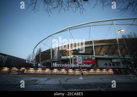 Stoccarda, Germania. 13 Feb 2021. Calcio: Bundesliga, VfB Stuttgart - Hertha BSC, Matchday 21 alla Mercedes-Benz Arena. "Completare il chiarimento MV, quindi ricevere MV come data di presenza!" può essere letto su striscioni allo stadio. NOTA IMPORTANTE: In conformità ai requisiti del DFL Deutsche Fußball Liga e del DFB Deutscher Fußball-Bund, è vietato utilizzare o utilizzare fotografie scattate nello stadio e/o nella partita sotto forma di sequenze di immagini e/o serie di foto simili a video. Credit: Tom Weller/dpa/Alamy Live News Foto Stock